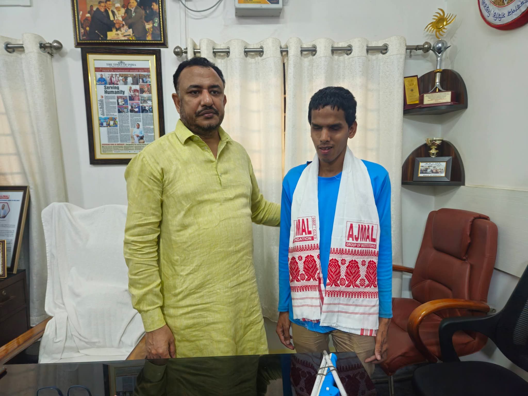 দৃষ্টিহীন কামেশ্বৰ বৰাক সম্বৰ্ধনা জনায় আজমল ফাউণ্ডেচনৰ সঞ্চালক ড°খচৰুল ইছলামে