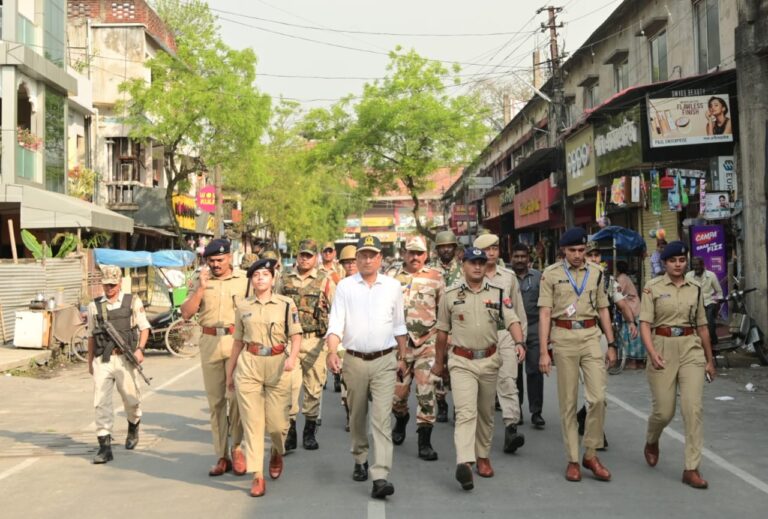 নিৰ্বাচনী সতৰ্কতা-নগাঁৱৰ ৰাজপথত সদলবলে ডিচি-এছপিৰ পদ-যাত্ৰা
