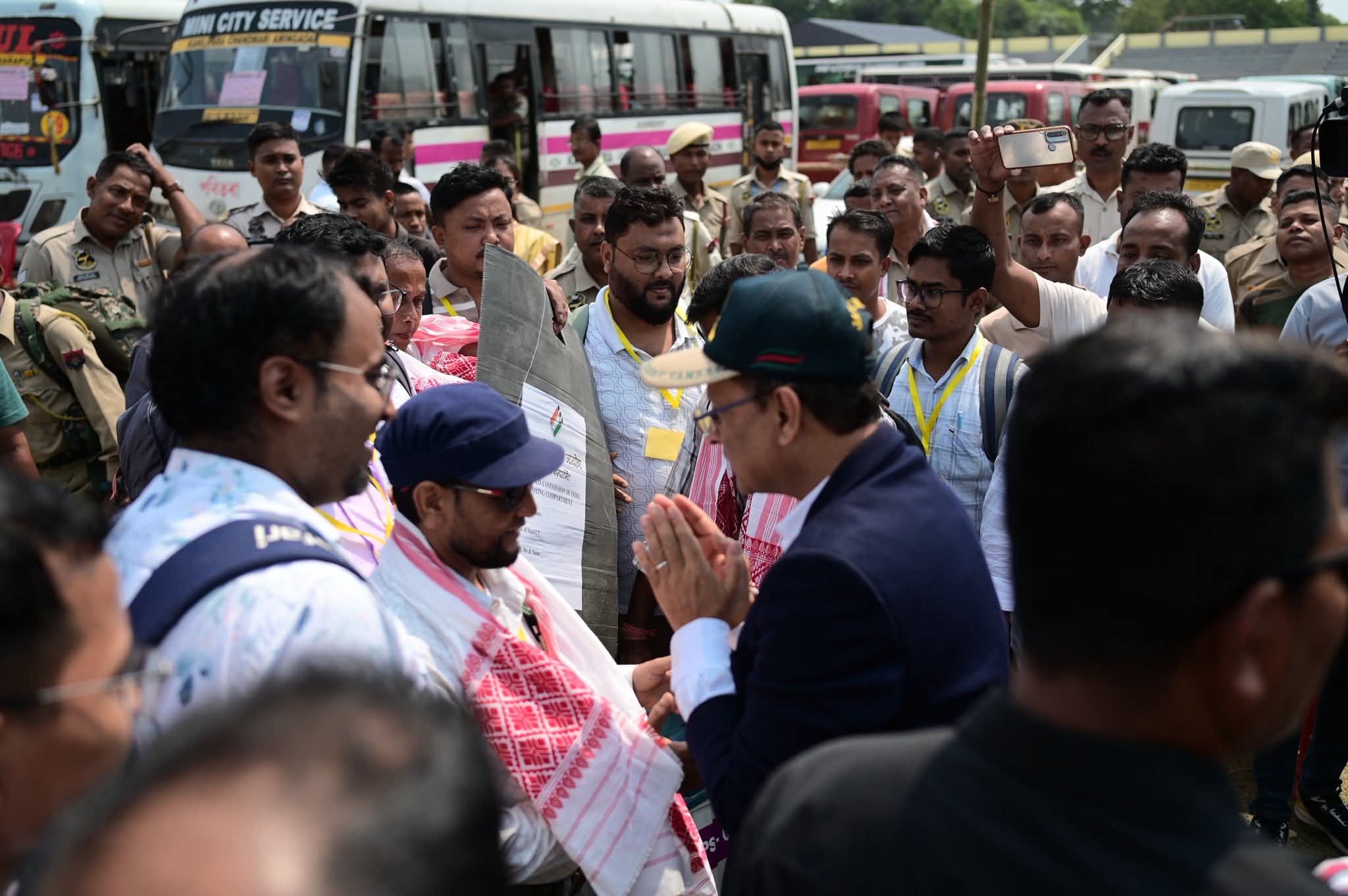 জিলা আয়ুক্ত‌ই গামোচা পিন্ধাই বিদায় দিলে ভোটগ্ৰহণকাৰী বিষয়া-কৰ্মচাৰীক