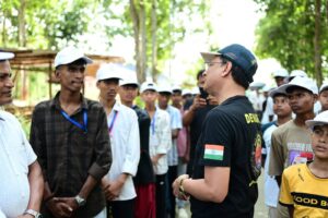 চাপানলা পাহাৰত ছাত্ৰৰ সৈতে ট্ৰেকিঙত ভাগ ল’লে আয়ুক্ত দেৱাশীষ শৰ্মাই