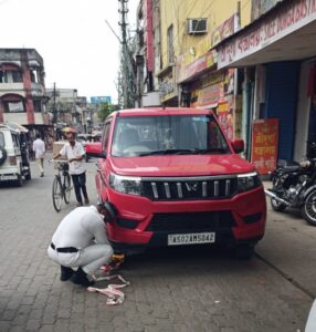 নগাঁও চহৰত বহু বাহনৰ চকাত লাগিল অবৈধ পাৰ্কিংৰ তলা 