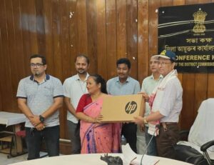 নগাঁও জিলাৰ ৫১ গৰাকী সখীৰ মাজত জিলা আয়ুক্তৰ লেপটপ বিতৰণ