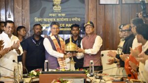 নগাঁও আয়ুক্ত কাৰ্যালয়ত জিলাখনৰ অভিভাৱক মন্ত্ৰী পীযুষ হাজৰীকা