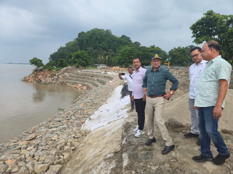 নগাঁও জিলাৰ খহনীয়া পীড়িত হাতীমূৰা অঞ্চল পৰিদৰ্শন জিলা আয়ুক্তৰ