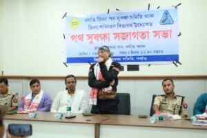 নগাঁৱত পথ সুৰক্ষা সজাগতা সমদলত  বাইক চলালে জিলা আয়ুক্তই