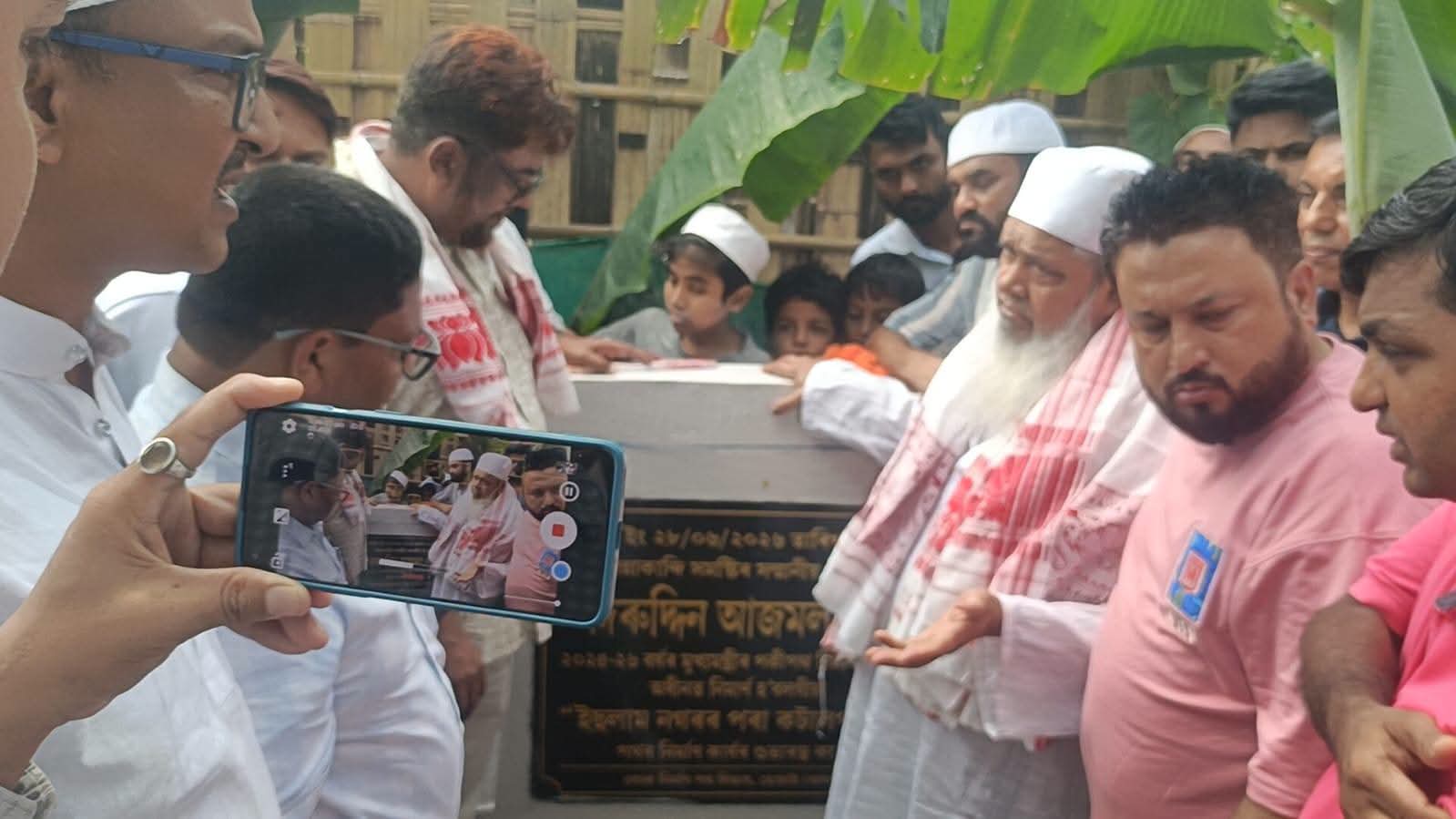 দুটাকৈ গুৰুত্বপূৰ্ণ পথৰ আধাৰশিলা স্থাপন বিধায়ক মৌলানা বদৰুদ্দিন আজমলৰ