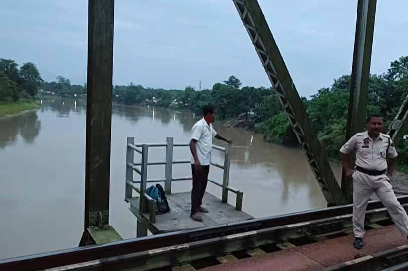 নাজিৰাত ৰেলৰ খুন্দাত দিখৌ নদীত পৰি সন্ধানহীন বিহাৰৰ এজন ব্যক্তি