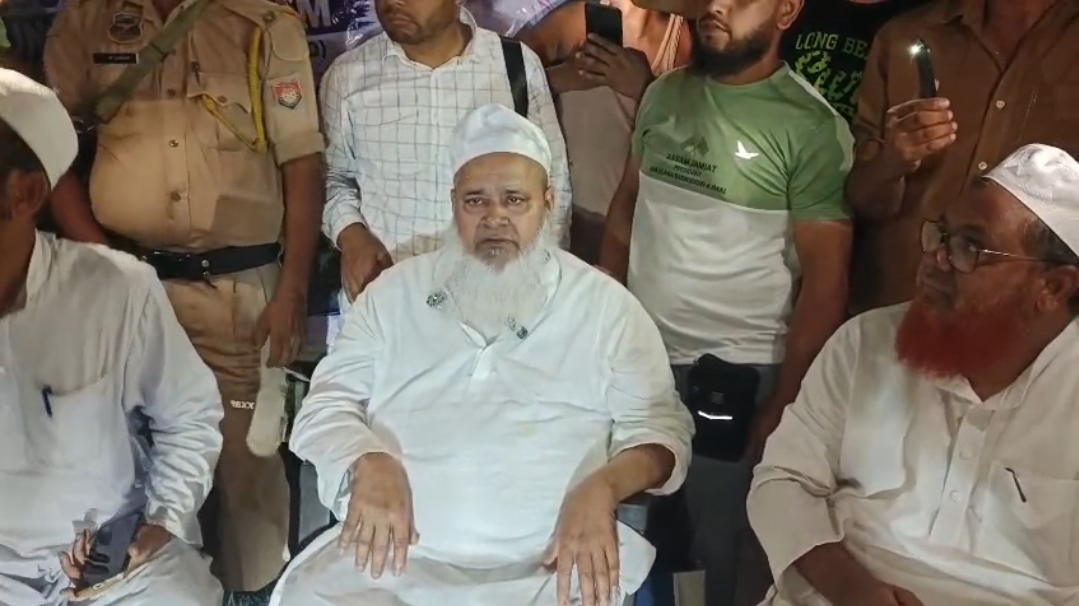 নাজিৰাৰ বানাক্ৰান্তৰ কাষত বদৰুদ্দিন আজমল: ২ কোটি টকাৰ সাহায্য ঘোষণা