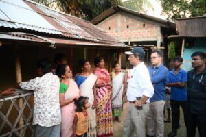 নগাঁও জিলা আয়ুক্ত দেৱাশীষ শৰ্মাৰ চেকনী চাহবাগিচা পৰিদৰ্শন