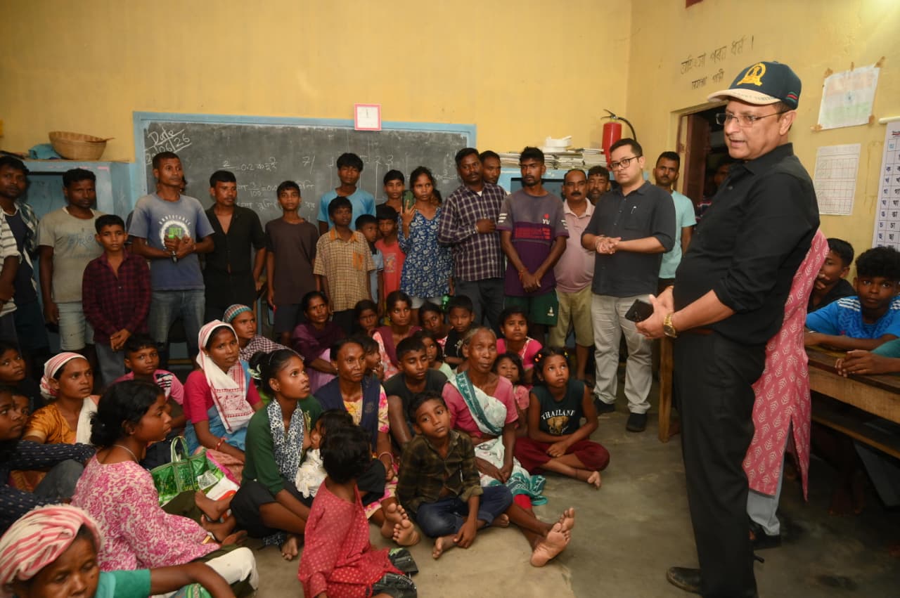 কলিয়াবৰত ৩ টাকৈ বান সাহায্য শিবিৰ তদাৰক কৰিলে জিলা আয়ুক্ত‌ই         
