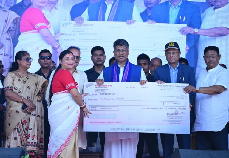 চামগুৰিত উদ‍্যমিতা অভিযানৰ চেক বিতৰণ মন্ত্ৰী পীযুষ হাজৰিকাৰ