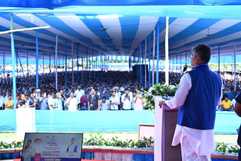ৰূপহীহাট-চামগুৰিত মহিলা উদ‍্যমিতাৰ চেক বিতৰণ মন্ত্ৰী পীযুষ হাজৰিকাৰ