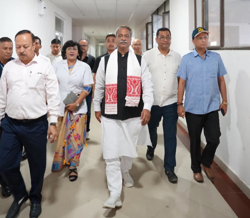 স্বাস্থ্য মন্ত্ৰীৰ নগাঁও চিকিৎসা মহাবিদ্যালয় হাস্পতাল পৰিদৰ্শন