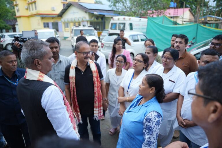 স্বাস্থ্য মন্ত্ৰীৰ চামগুৰি স্বাস্থ্য কেন্দ্ৰ আৰু ট্ৰমা কেন্দ্ৰ পৰিদৰ্শন