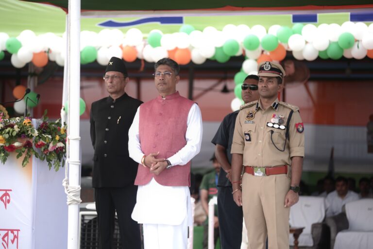 নগাঁৱত ৮০ সংখ্যক স্বাধীনতা দিৱসৰ পতাকা তুলিলে পীযুষ হাজৰীকাই
