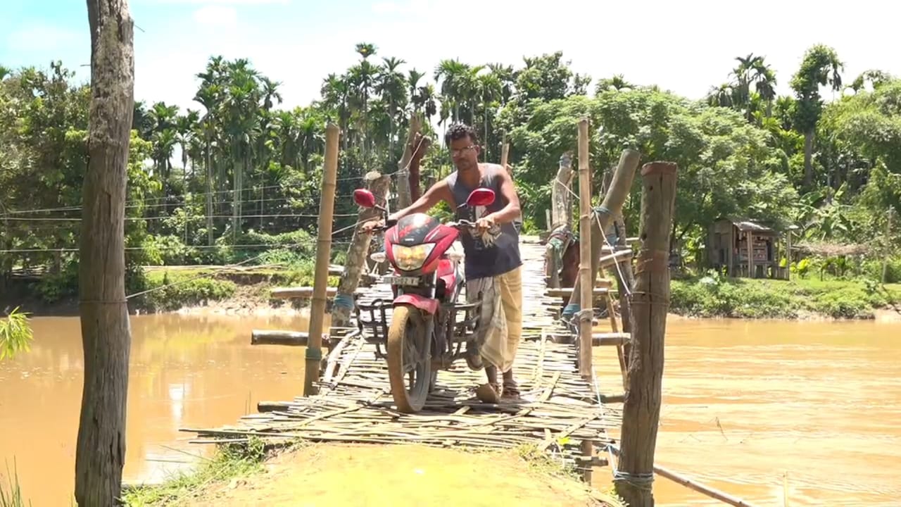 ডবকাৰ নিখাৰী নৈত দলং নাই, যমৰ-যাতনা অঞ্চলবাসীৰ