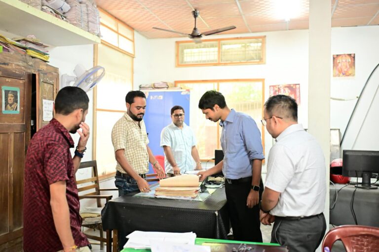 সদৰ ৰাজহ চক্ৰৰ চক্ৰ বিষয়াৰ কাৰ্যালয়ত উপস্থিত আয়ুক্ত আৰণ্যক শইকীয়া