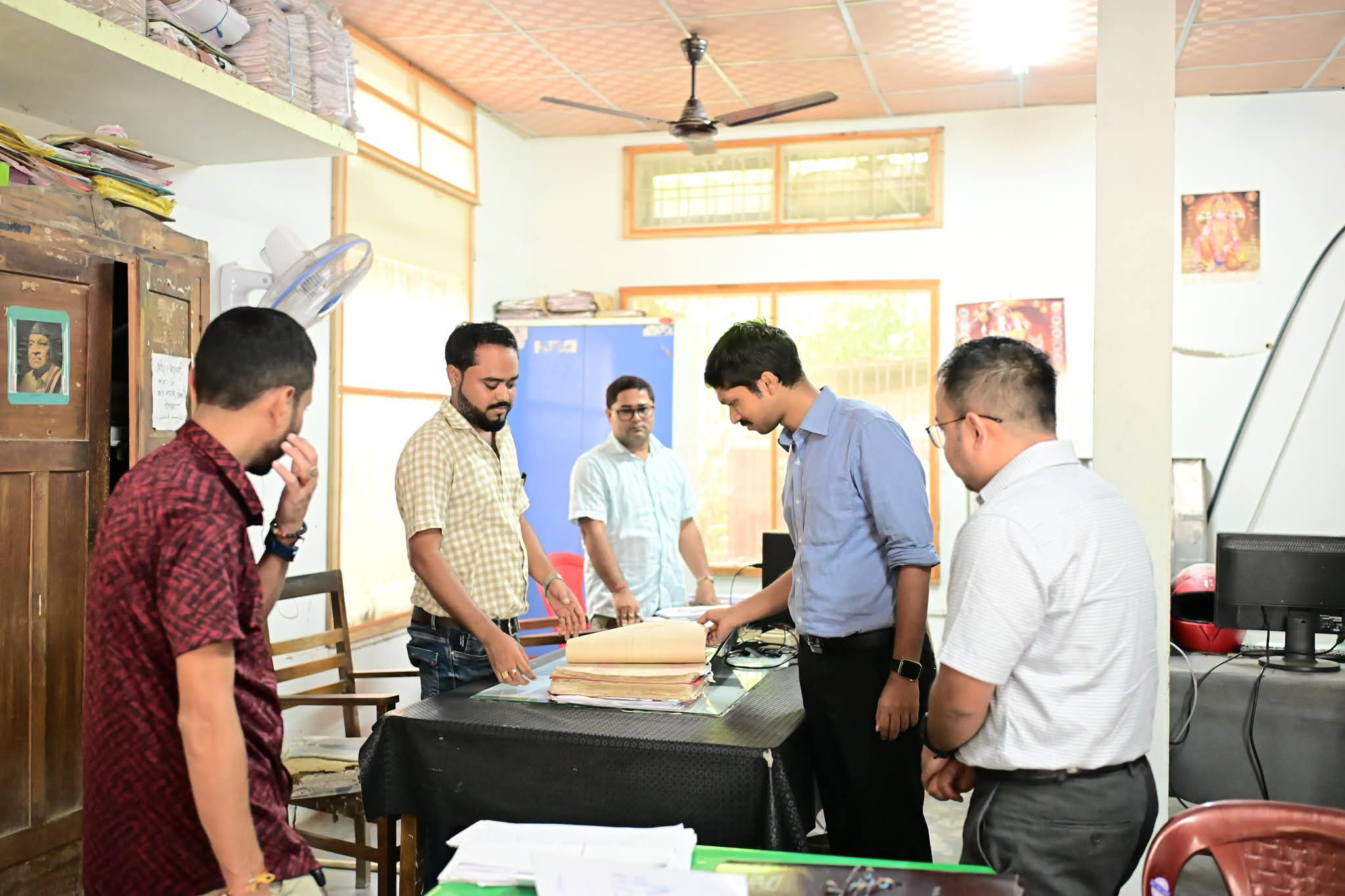 সদৰ ৰাজহ চক্ৰৰ চক্ৰ বিষয়াৰ কাৰ্যালয়ত উপস্থিত আয়ুক্ত আৰণ্যক শইকীয়া