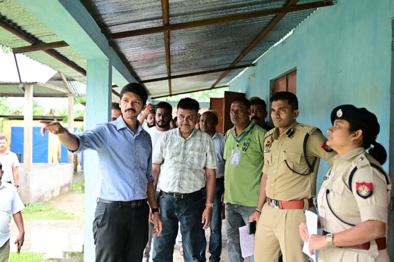 চামগুৰি-ৰূপহীহাট সমষ্টিৰ ভোটগ্ৰহণ কেন্দ্ৰসমূহ পৰিদৰ্শন কৰে জিলা আয়ুক্তই