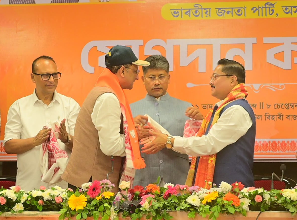 গেৰুৱা দলত যোগদান সদ্য অৱসৰী আইএএছ বিষয়া দেৱাশীষ শৰ্মা
