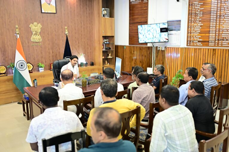নগাঁও প্ৰিন্ট মিডিয়া এচ’চিয়েছনৰ জিলা আয়ুক্তক সাক্ষাৎ