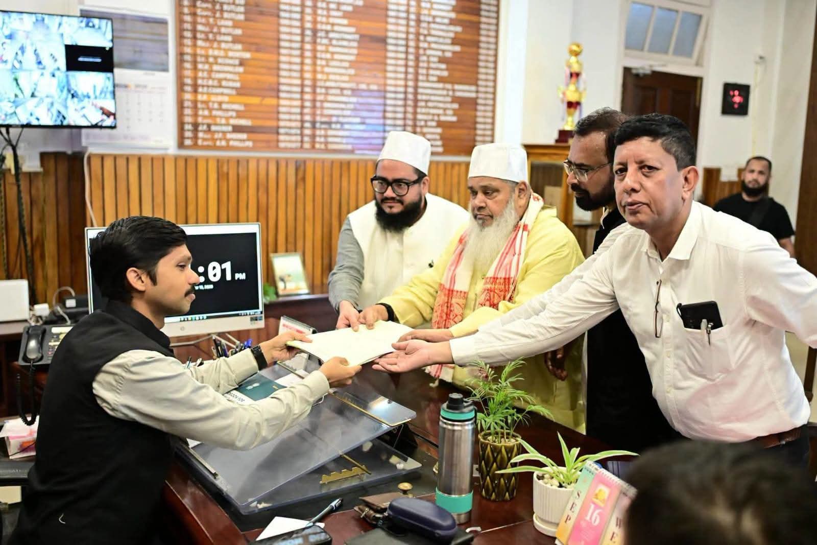 সদলবলে মনোনয়ন দাখিল এ আই ইউ ডিএফ প্ৰমুখ বদৰুদ্দিন আজমলৰ