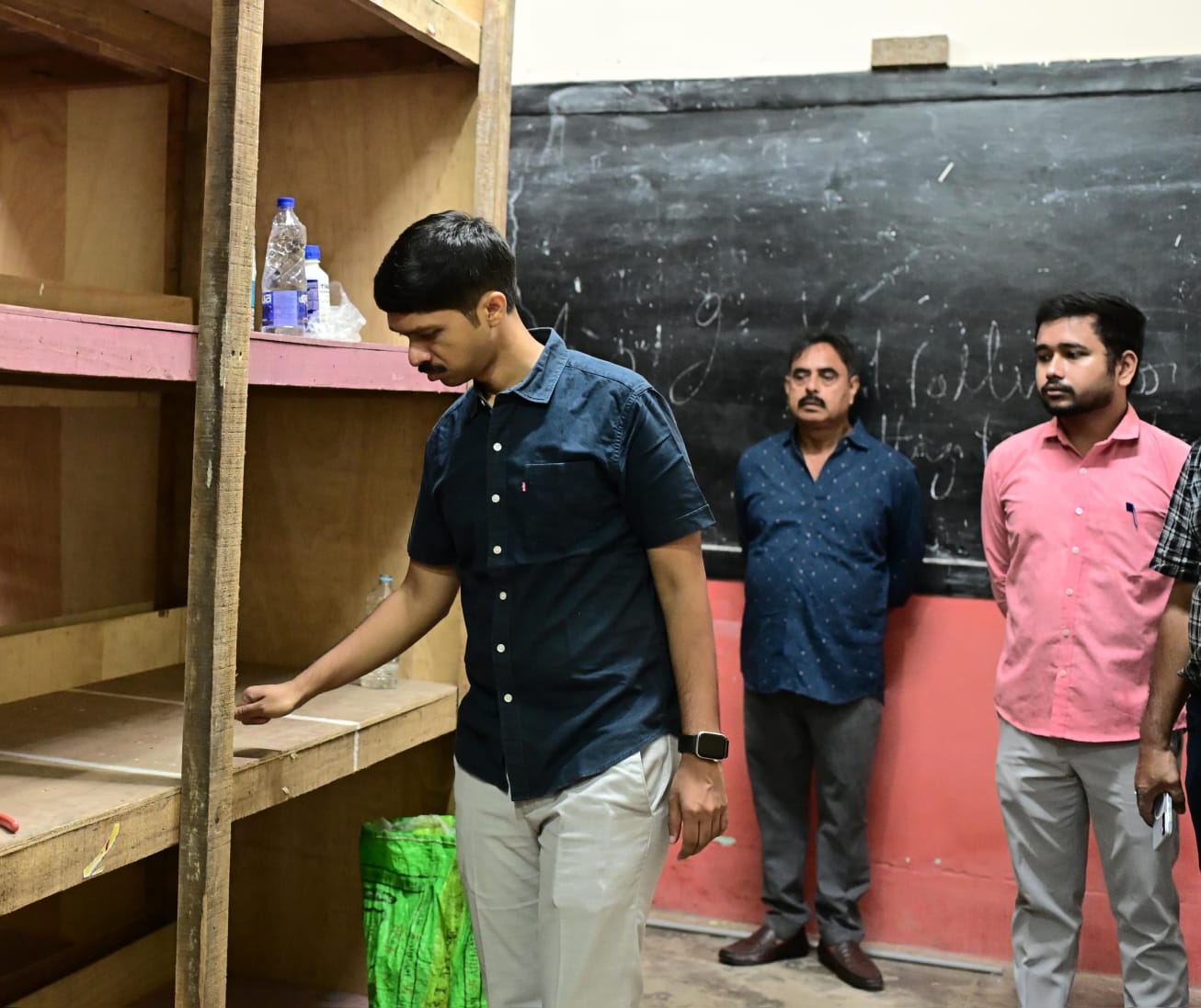 নগাঁও উপনিৰ্বাচন: ষ্ট্ৰং ৰোম পৰিদৰ্শন কৰে জিলা আয়ুক্তই